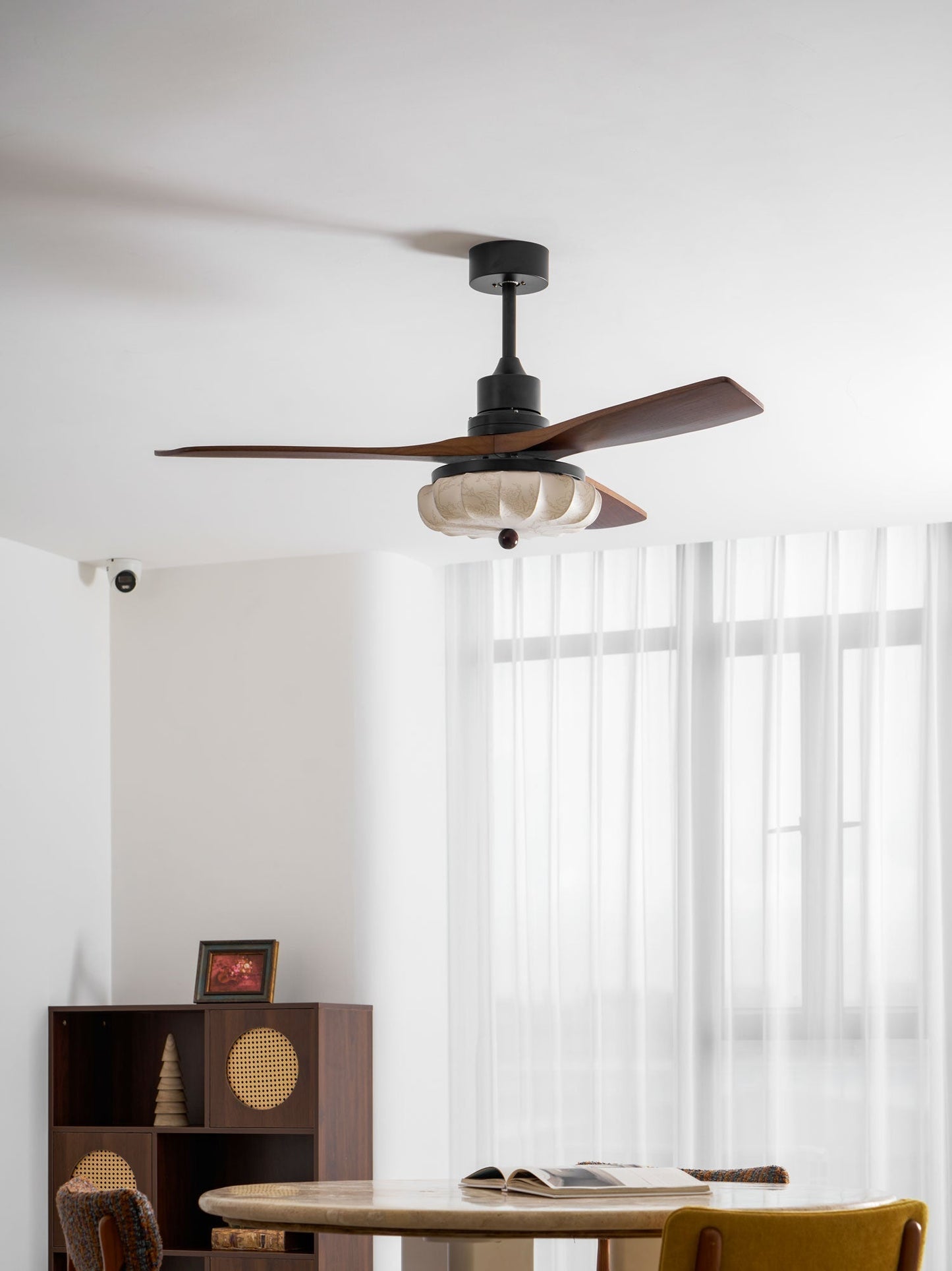 Plafondventilator met Verlichting – DC-Motor – Lotus-Dessin Katoenen Kap – Walnoothouten Bladen – Regelbaar & Omkeerbaar
