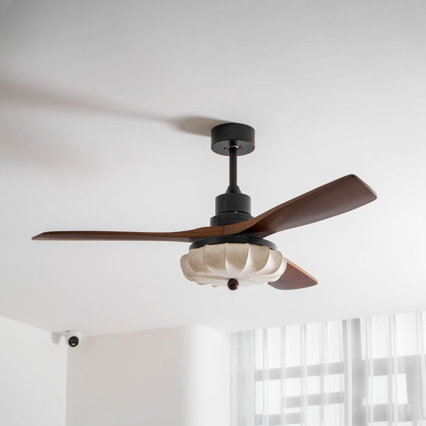 Plafondventilator met Verlichting – DC-Motor – Lotus-Dessin Katoenen Kap – Walnoothouten Bladen – Regelbaar & Omkeerbaar