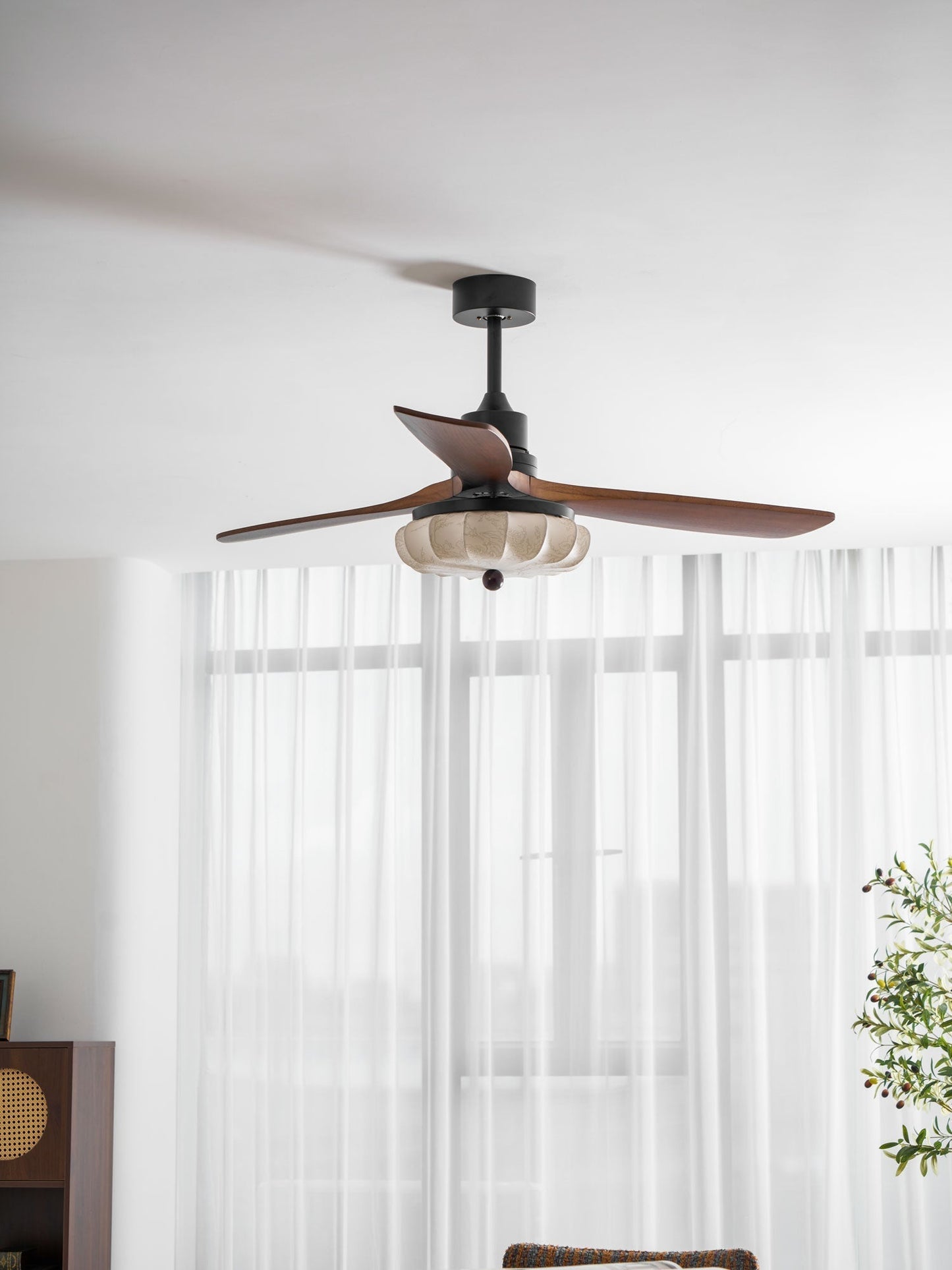 Plafondventilator met Verlichting – DC-Motor – Lotus-Dessin Katoenen Kap – Walnoothouten Bladen – Regelbaar & Omkeerbaar