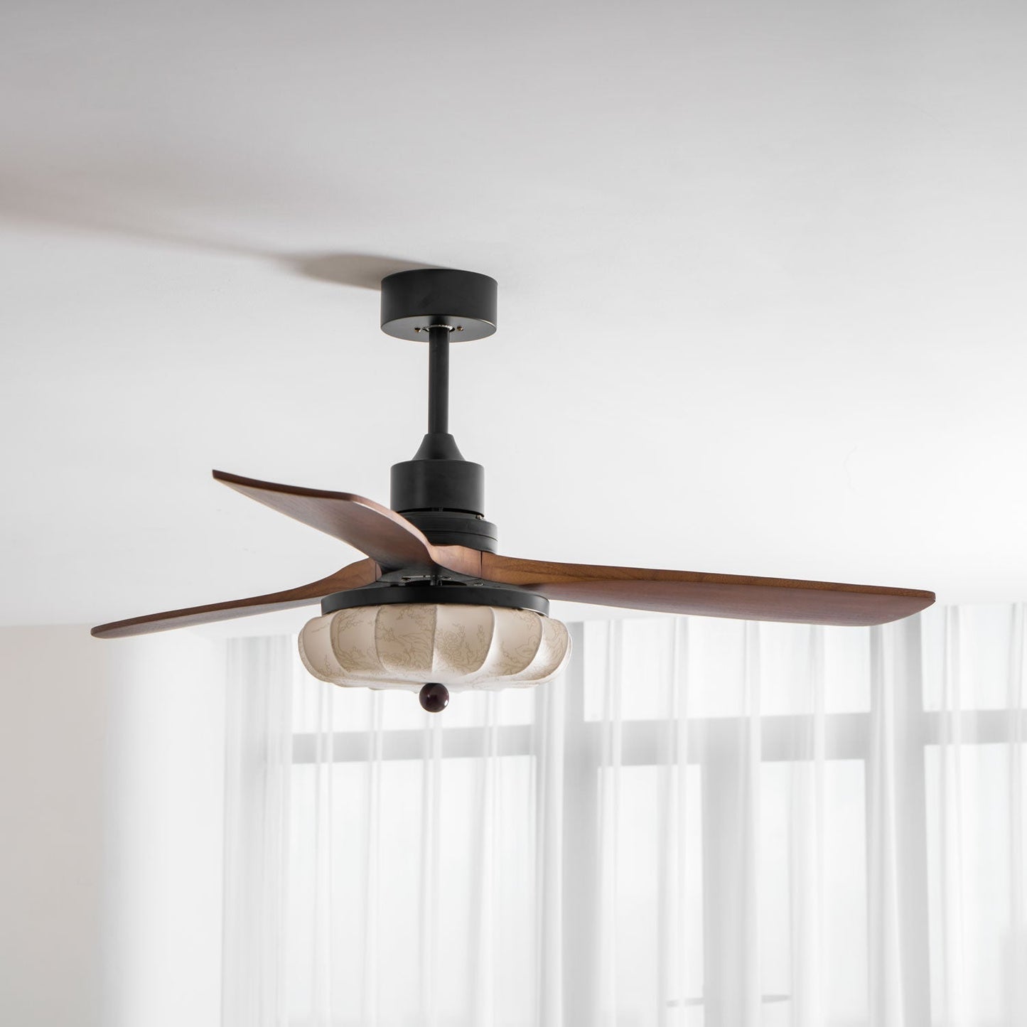 Plafondventilator met Verlichting – DC-Motor – Lotus-Dessin Katoenen Kap – Walnoothouten Bladen – Regelbaar & Omkeerbaar
