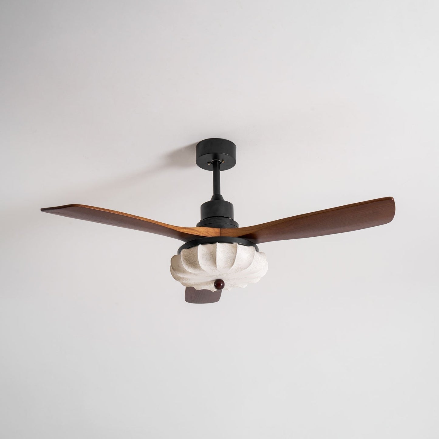 Plafondventilator met Verlichting – DC-Motor – Lotus-Dessin Katoenen Kap – Walnoothouten Bladen – Regelbaar & Omkeerbaar