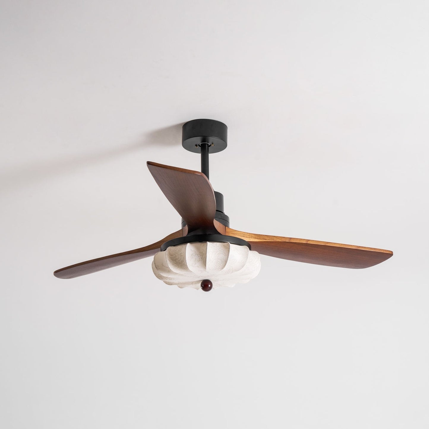 Plafondventilator met Verlichting – DC-Motor – Lotus-Dessin Katoenen Kap – Walnoothouten Bladen – Regelbaar & Omkeerbaar