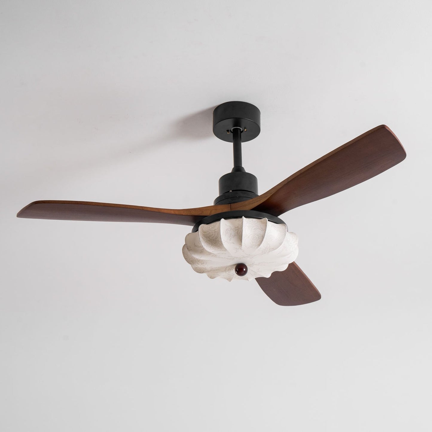 Plafondventilator met Verlichting – DC-Motor – Lotus-Dessin Katoenen Kap – Walnoothouten Bladen – Regelbaar & Omkeerbaar