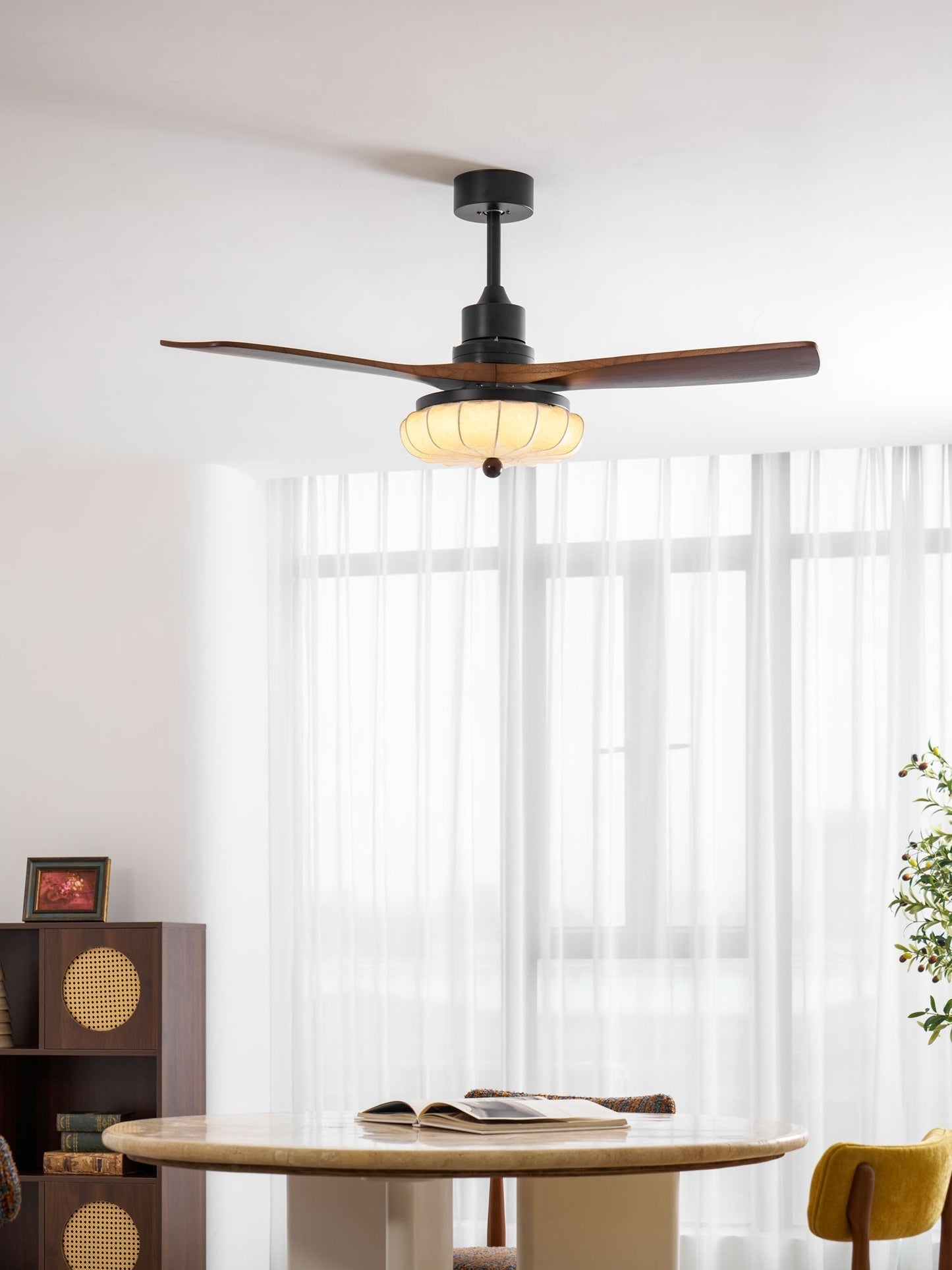 Plafondventilator met Verlichting – DC-Motor – Lotus-Dessin Katoenen Kap – Walnoothouten Bladen – Regelbaar & Omkeerbaar