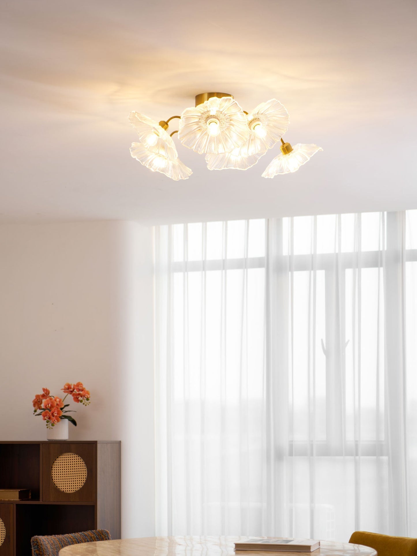 Glazen Plafondlamp met Bladmotief – 3, 5 of 6 Lichtpunten – Gouden Armatuur met Helder of Roze Matglas