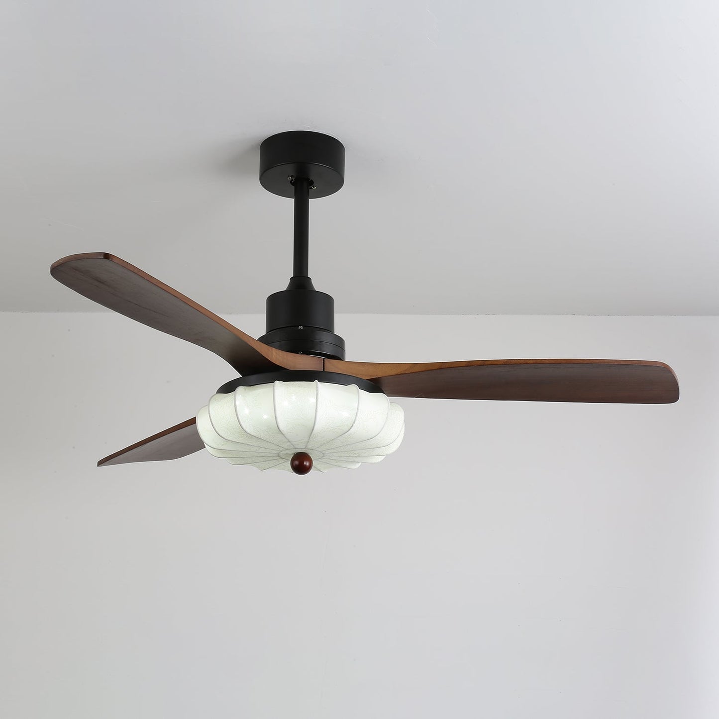 Plafondventilator met Verlichting – DC-Motor – Lotus-Dessin Katoenen Kap – Walnoothouten Bladen – Regelbaar & Omkeerbaar