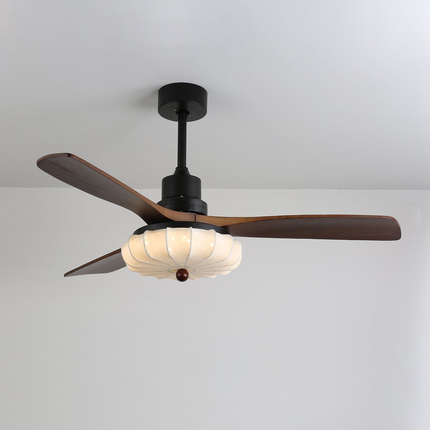 Plafondventilator met Verlichting – DC-Motor – Lotus-Dessin Katoenen Kap – Walnoothouten Bladen – Regelbaar & Omkeerbaar