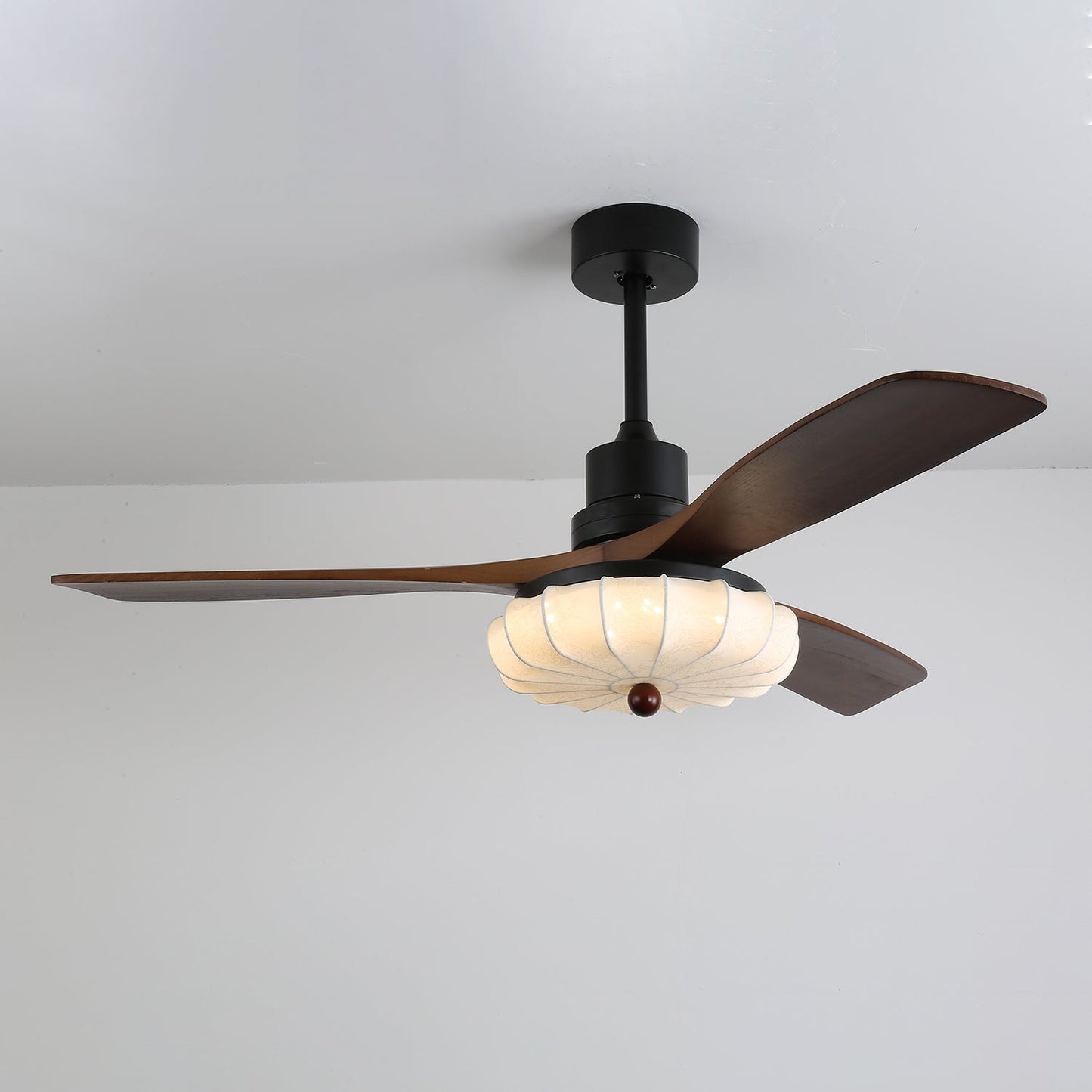 Plafondventilator met Verlichting – DC-Motor – Lotus-Dessin Katoenen Kap – Walnoothouten Bladen – Regelbaar & Omkeerbaar