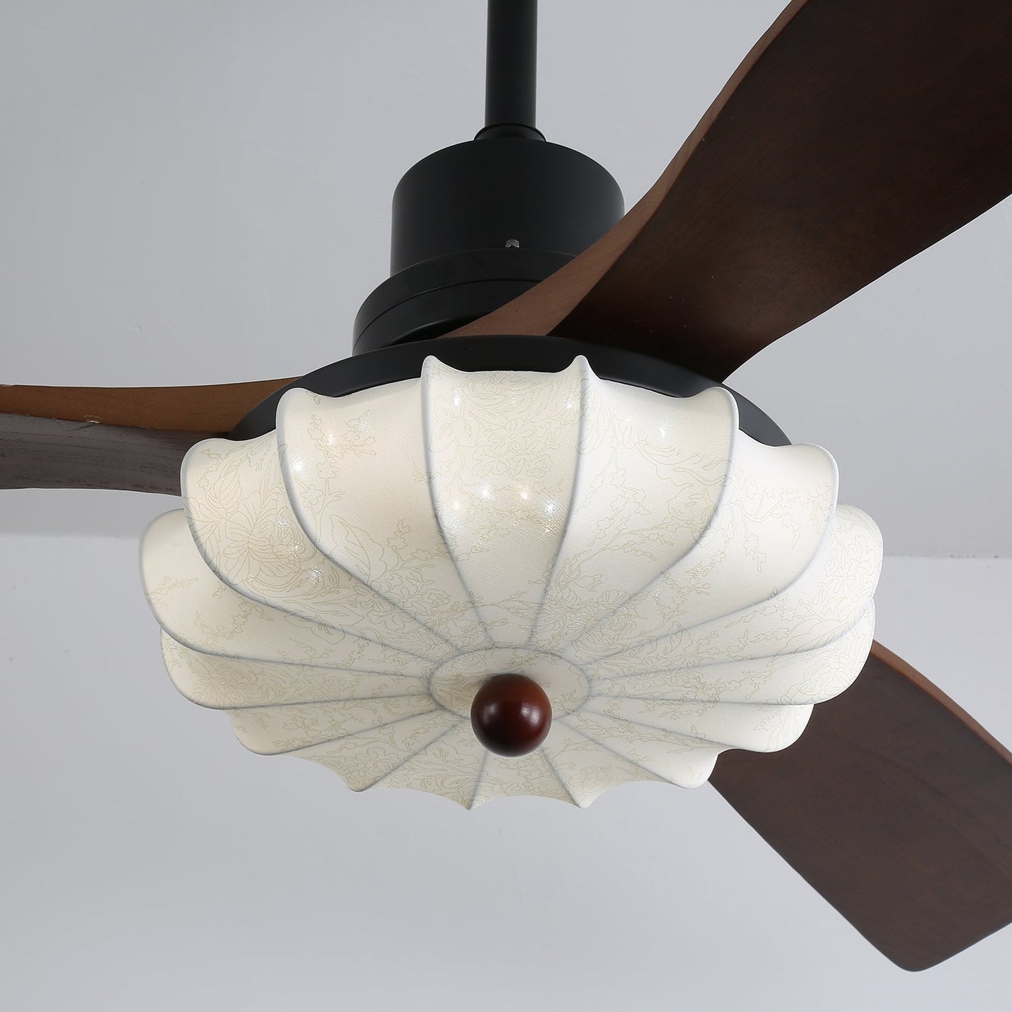 Plafondventilator met Verlichting – DC-Motor – Lotus-Dessin Katoenen Kap – Walnoothouten Bladen – Regelbaar & Omkeerbaar