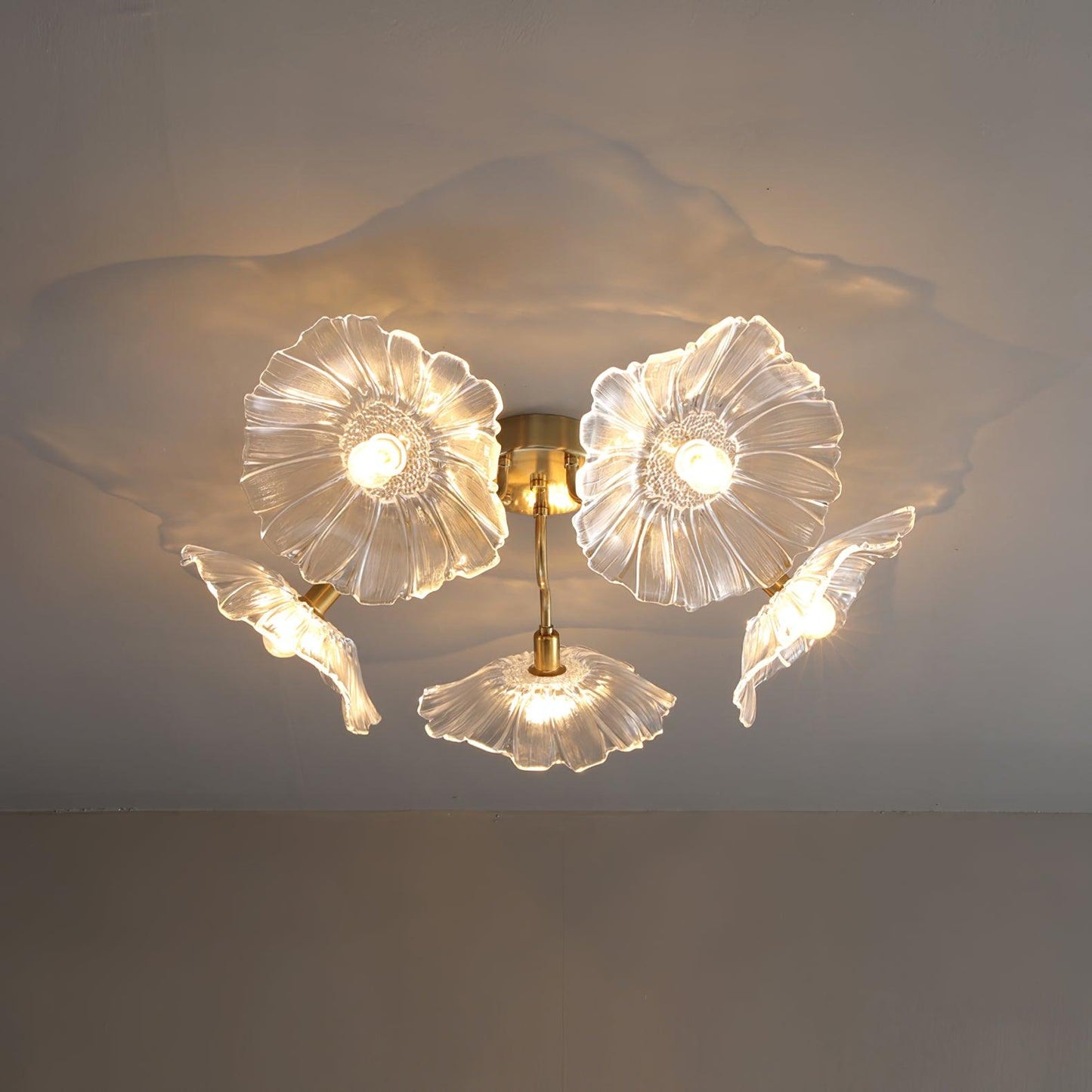 Glazen Plafondlamp met Bladmotief – 3, 5 of 6 Lichtpunten – Gouden Armatuur met Helder of Roze Matglas
