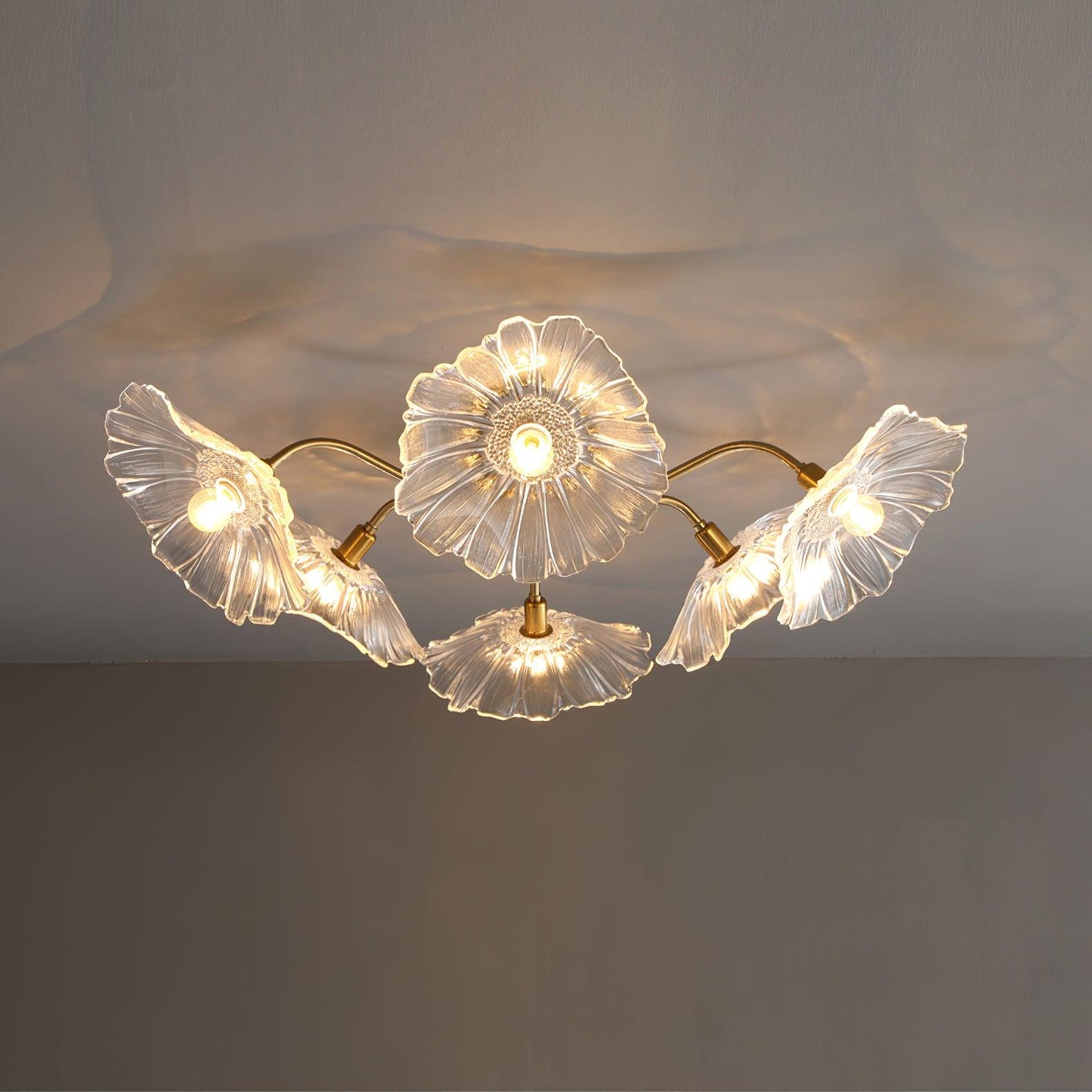 Glazen Plafondlamp met Bladmotief – 3, 5 of 6 Lichtpunten – Gouden Armatuur met Helder of Roze Matglas