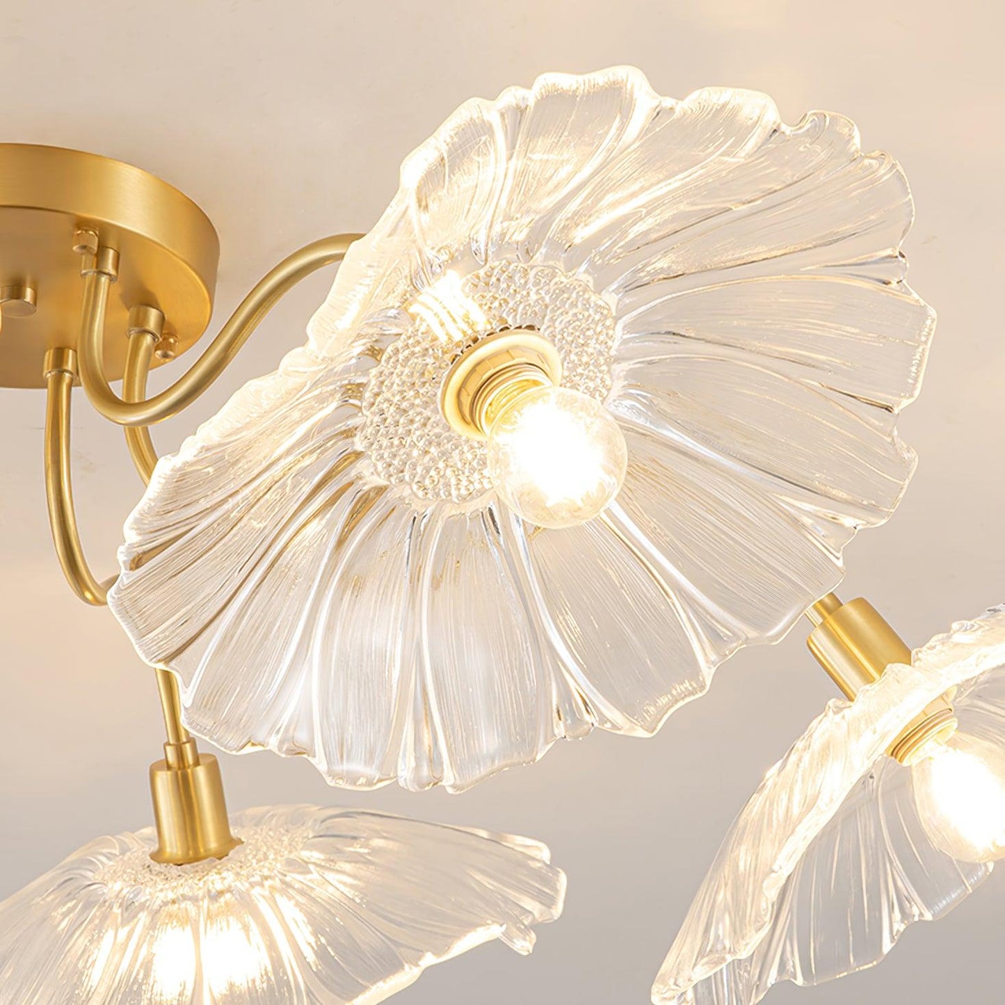 Glazen Plafondlamp met Bladmotief – 3, 5 of 6 Lichtpunten – Gouden Armatuur met Helder of Roze Matglas