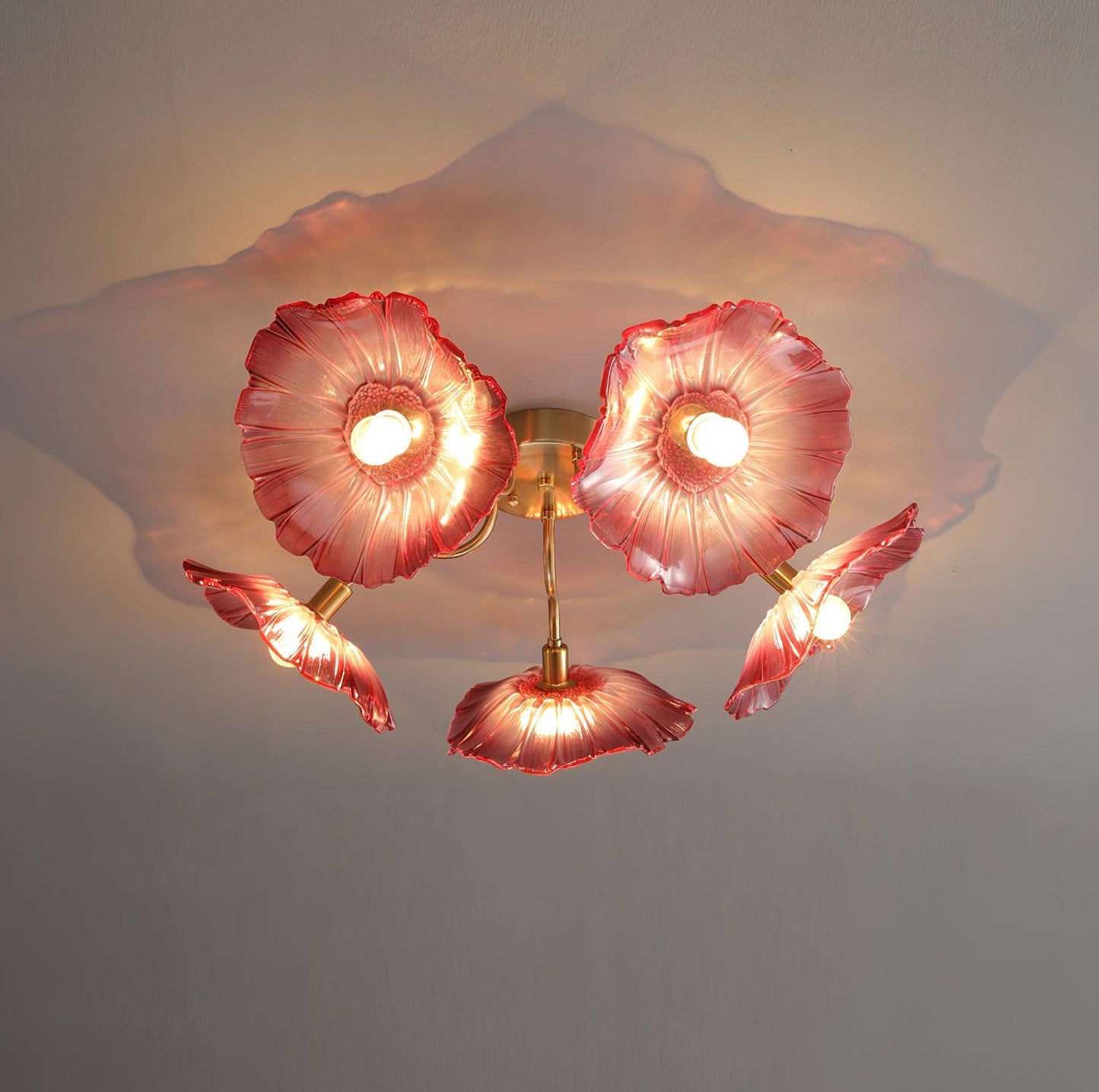 Glazen Plafondlamp met Bladmotief – 3, 5 of 6 Lichtpunten – Gouden Armatuur met Helder of Roze Matglas