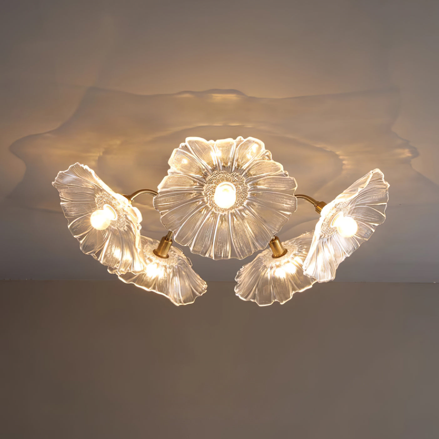 Glazen Plafondlamp met Bladmotief – 3, 5 of 6 Lichtpunten – Gouden Armatuur met Helder of Roze Matglas