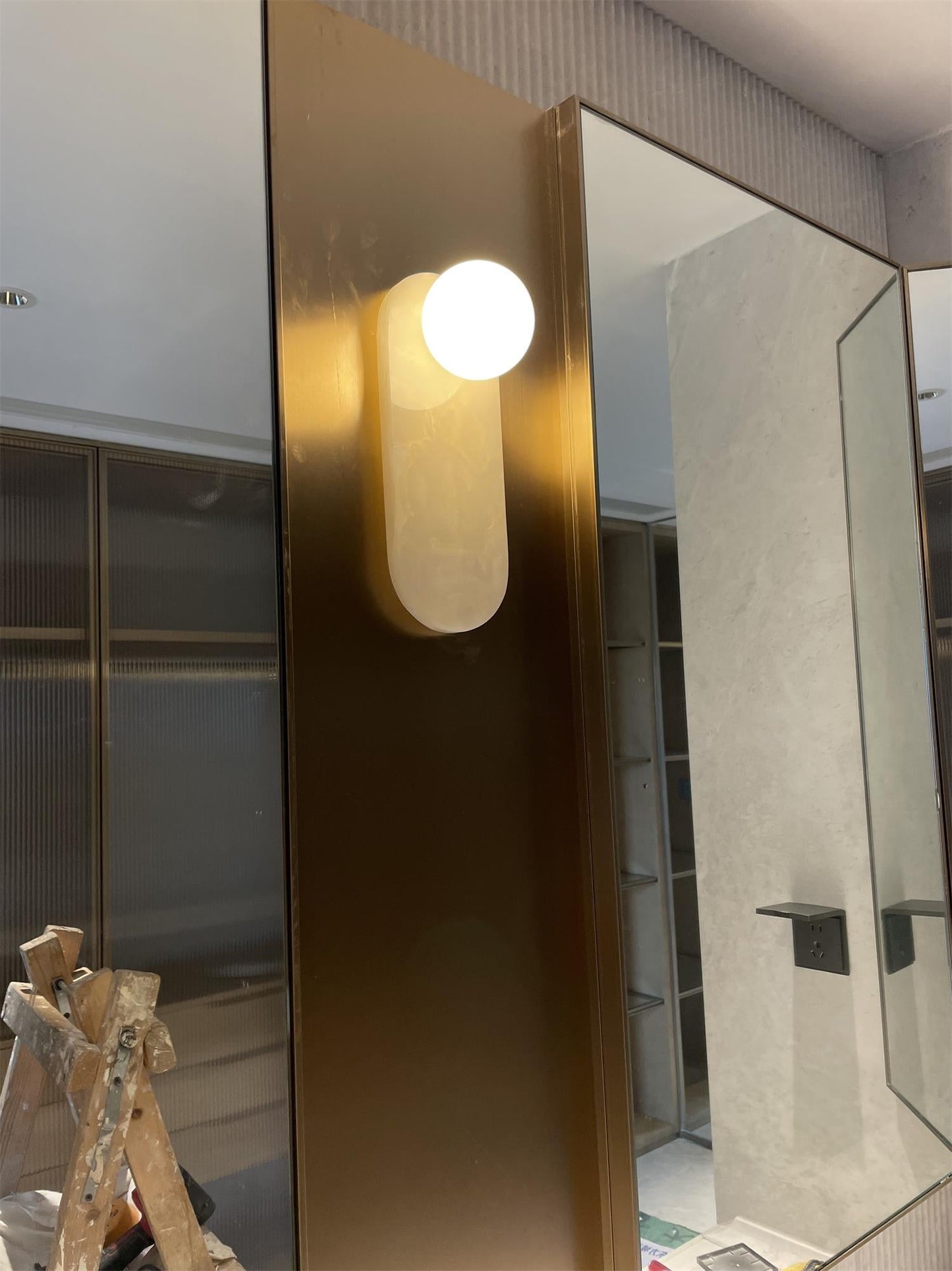 Luxe Wandlamp van Jade of Marmer met Glazen Kap – Mid Century Design Verlichting voor Slaapkamer en Hal