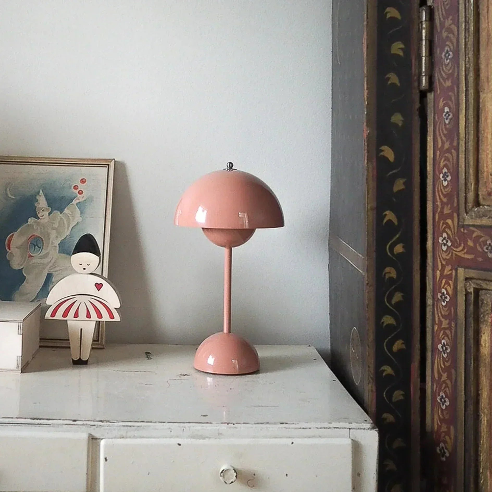 LumenShine LED Tafellamp in een elegante roze uitvoering, met een modern en minimalistisch design. Ideaal voor kinderkamers, werkplekken of als decoratief element in je interieur. Energiezuinig en stijlvol voor een warme, sfeervolle verlichting.