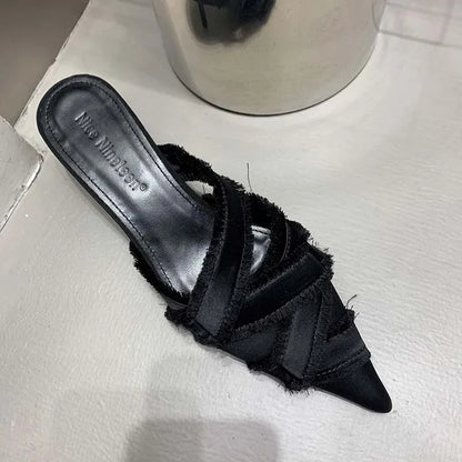 Lumenza sandalen in zwarte stof met franjes, elegante puntige neus en comfortabele hakken.