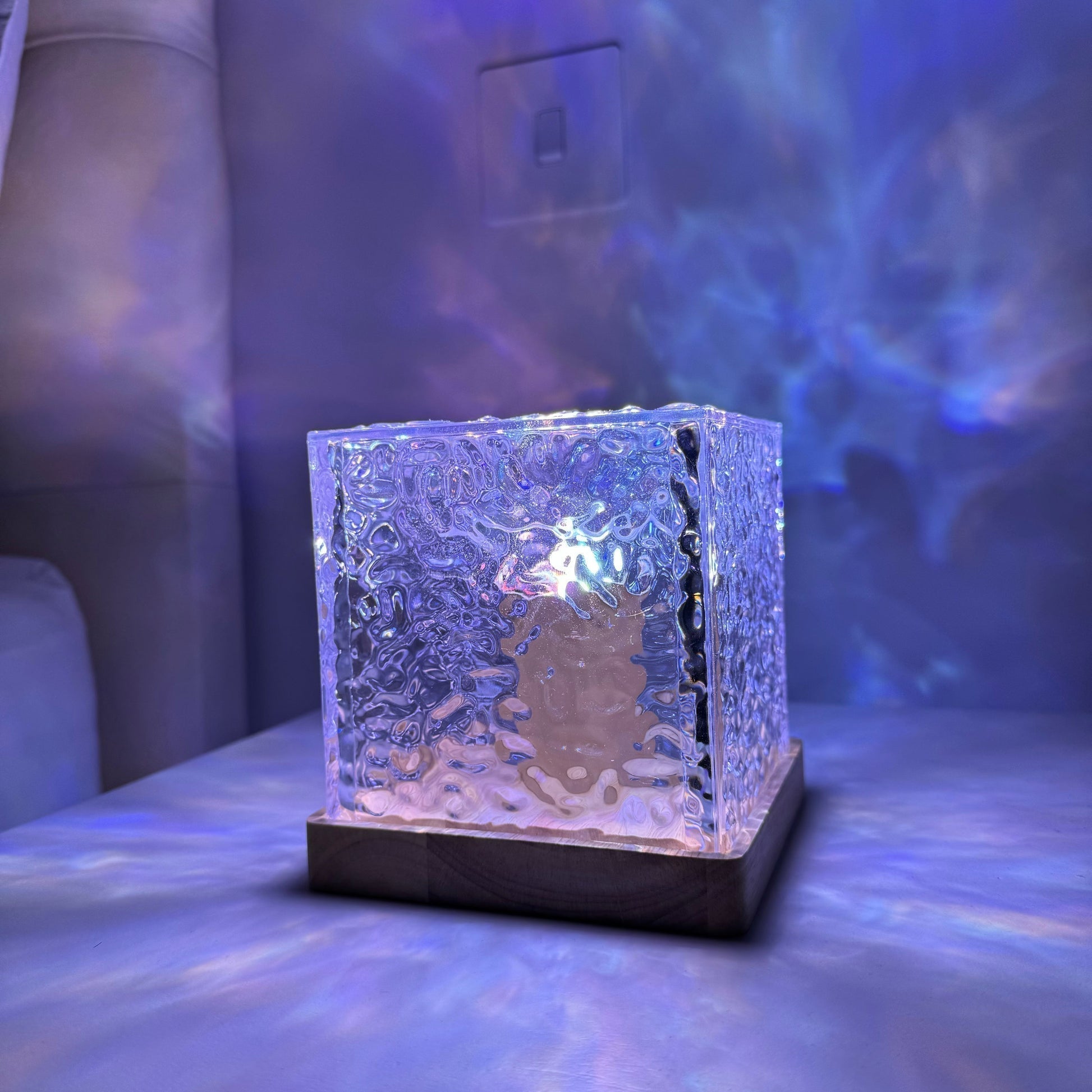 Lumeo Cube lamp met magische blauwe en paarse verlichting, die een betoverende sfeer creëert.