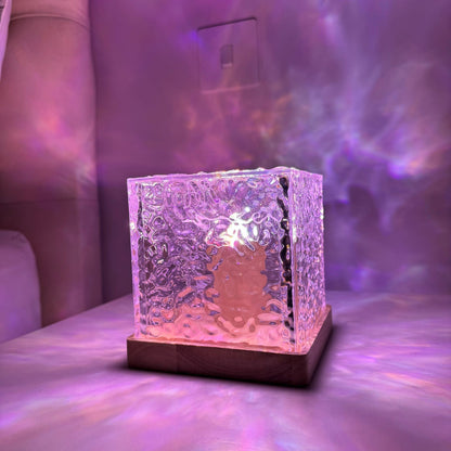 Lumeo Cube lamp met magische paarse verlichting die een dromerige sfeer creëert in de kamer.