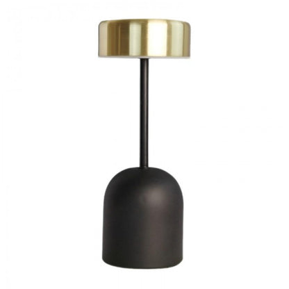 Lumeon LED-lamp met zwarte voet en gouden kap, staand tegen een witte achtergrond. De lamp heeft een minimalistisch en modern design, ideaal voor tafels en nachtkastjes. De energiezuinige LED-technologie biedt sfeervol licht en is perfect voor een eigentijdse inrichting.
