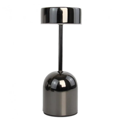 Lumeon LED-lamp met glanzende zwarte afwerking, geplaatst tegen een witte achtergrond. Het moderne en minimalistische ontwerp is ideaal voor woon- of werkruimtes. De energiezuinige technologie zorgt voor duurzame verlichting en voegt een elegante, tijdloze uitstraling toe aan elke kamer.