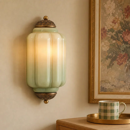 Vintage Wandlamp met Melkglazen Kap en Antieke Afwerking voor Sfeervolle Verlichting