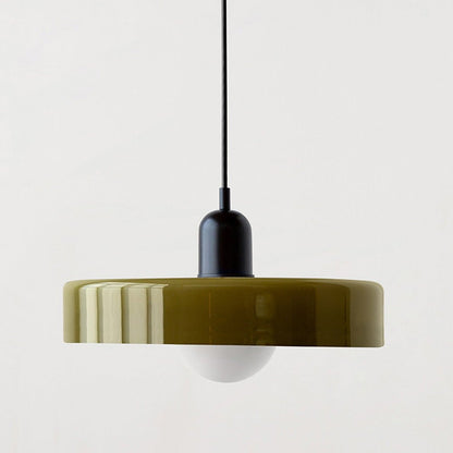 Een moderne Luminezza Living hanglamp met een glanzend geelgroene kap en een strakke zwarte bovenkant. Deze stijlvolle lamp combineert eigentijds design met een warme uitstraling, ideaal voor woonkamers, keukens of eetruimtes die een unieke en elegante sfeer nodig hebben.