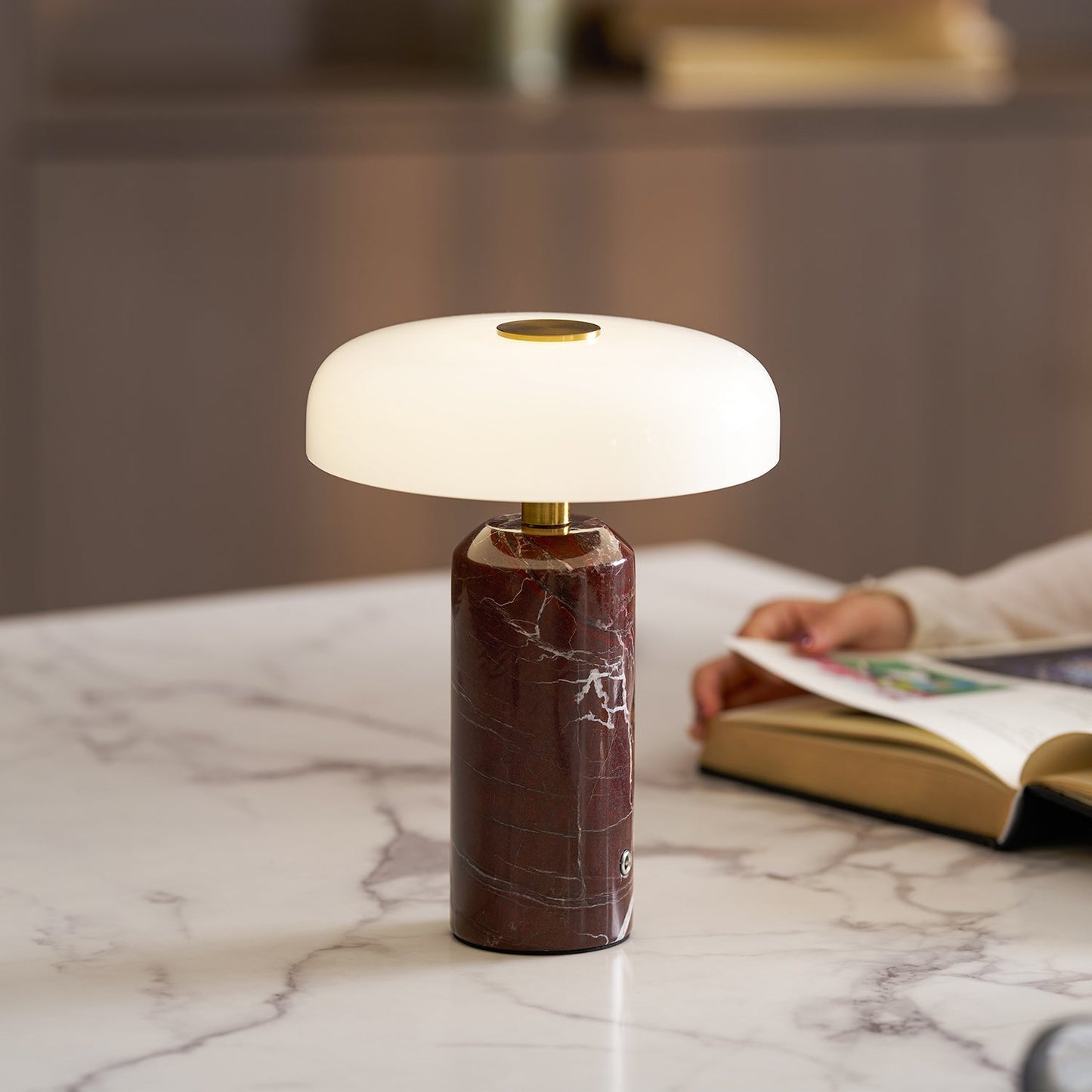 Marmeren Tafellamp met Oplaadbare Batterij – Opaline Glazen Bol & Espresso Marmeren Voet – Touch Dimbaar