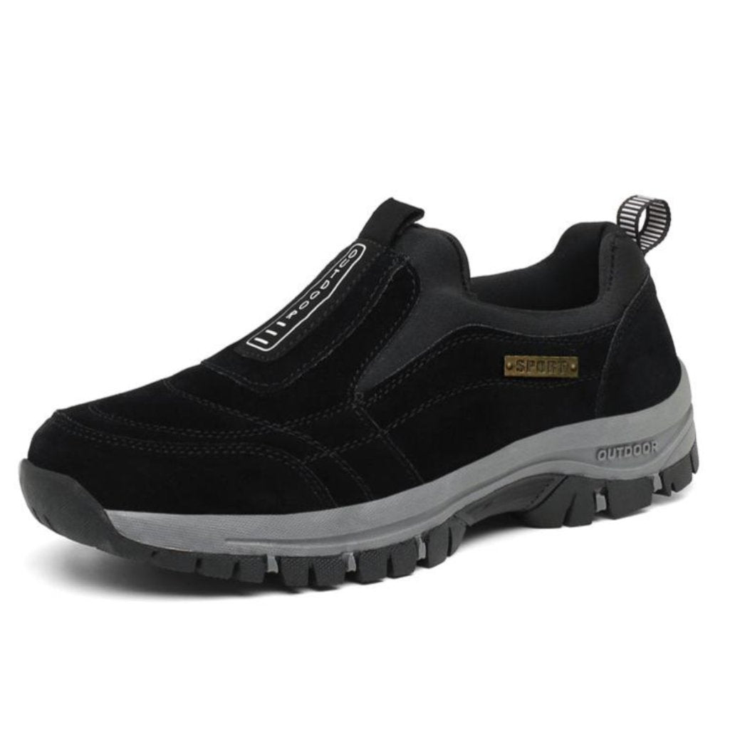 Afbeelding van de Luvago wandelschoenen in klassiek zwart. Deze comfortabele schoenen zijn voorzien van een stevige antislipzool met profiel voor uitstekende grip en stabiliteit. Het ademende bovenwerk en de elastische instap zorgen voor een perfecte pasvorm en langdurig draagcomfort. Ideaal voor wandelingen en dagelijks gebruik, met een moderne, sportieve uitstraling.