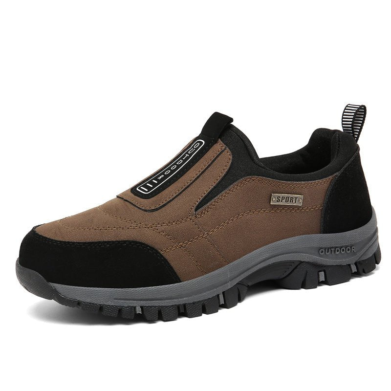 Afbeelding van de Luvago wandelschoenen in een warme bruine kleur met zwarte accenten. Deze comfortabele schoenen hebben een stevige antislipzool met profiel voor optimale grip en stabiliteit op diverse terreinen. Het ademende bovenwerk en de elastische instap zorgen voor een perfecte pasvorm en langdurig draagcomfort. Ideaal voor wandelen en dagelijks gebruik, met een robuuste en stijlvolle uitstraling.