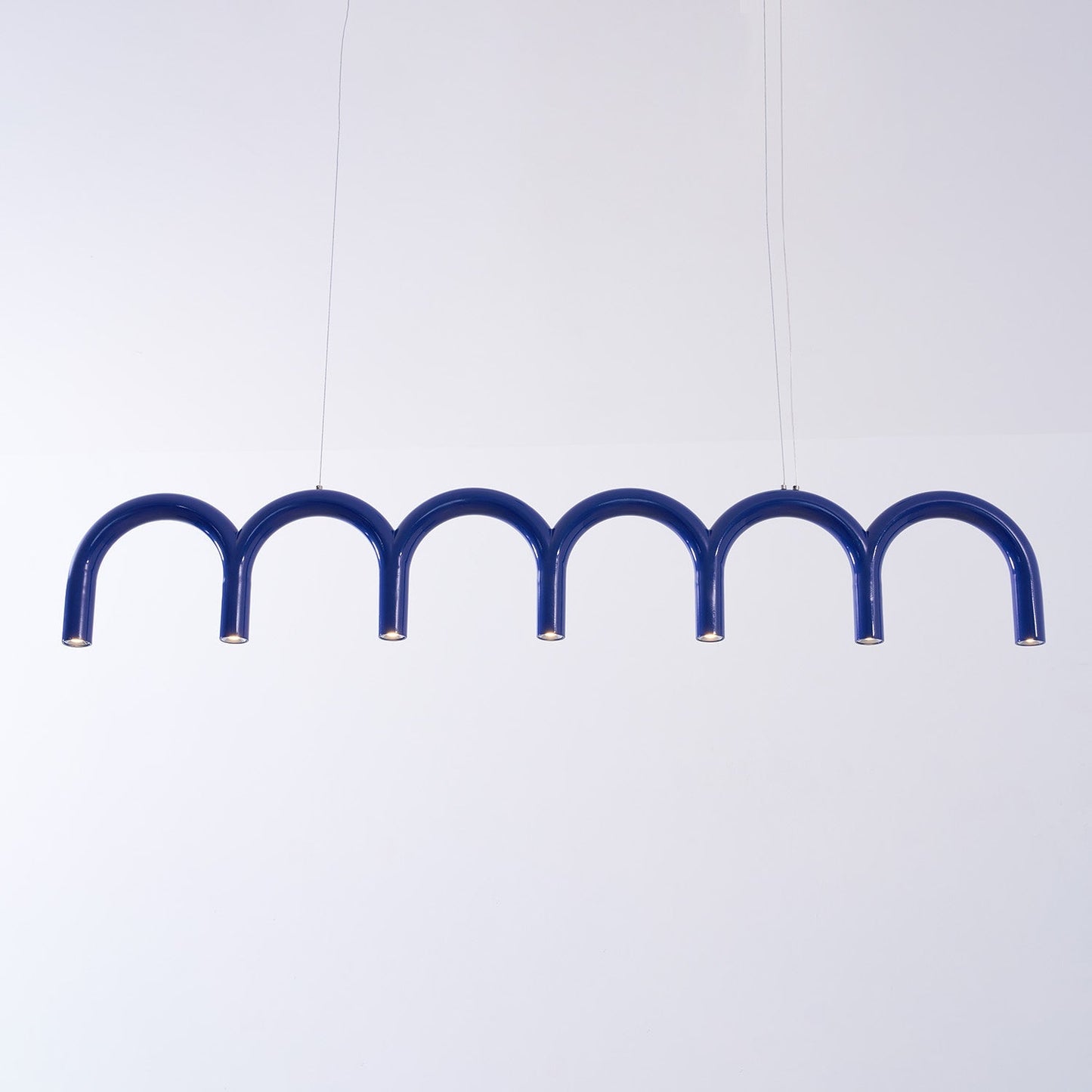 Moderne Kroonluchter met Cirkelvormige M-Bogen – 4, 7 of 9 Lichtpunten in Wit, Zwart of Blauw