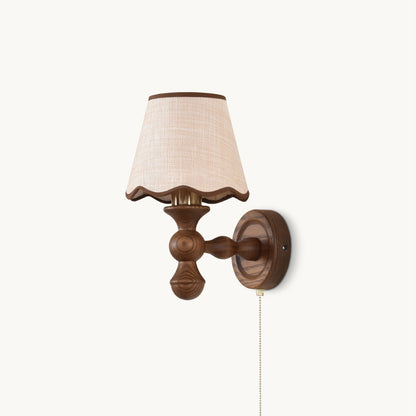 Wandlamp met golvende stoffen kap – Walnoot en beige vintage wandverlichting voor slaapkamer en gang