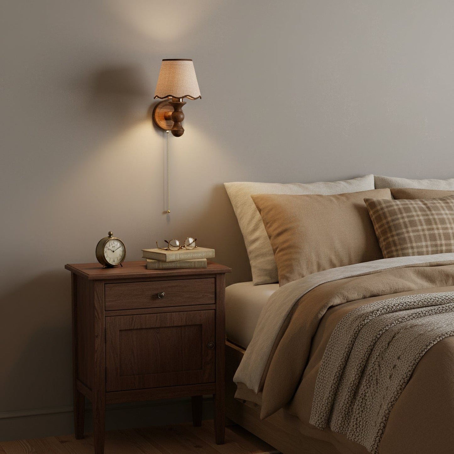 Wandlamp met golvende stoffen kap – Walnoot en beige vintage wandverlichting voor slaapkamer en gang