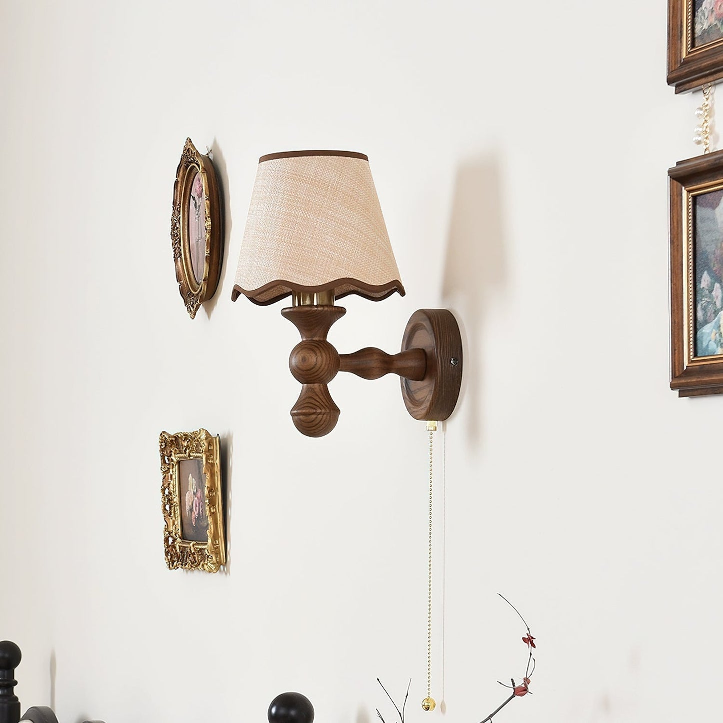 Wandlamp met golvende stoffen kap – Walnoot en beige vintage wandverlichting voor slaapkamer en gang