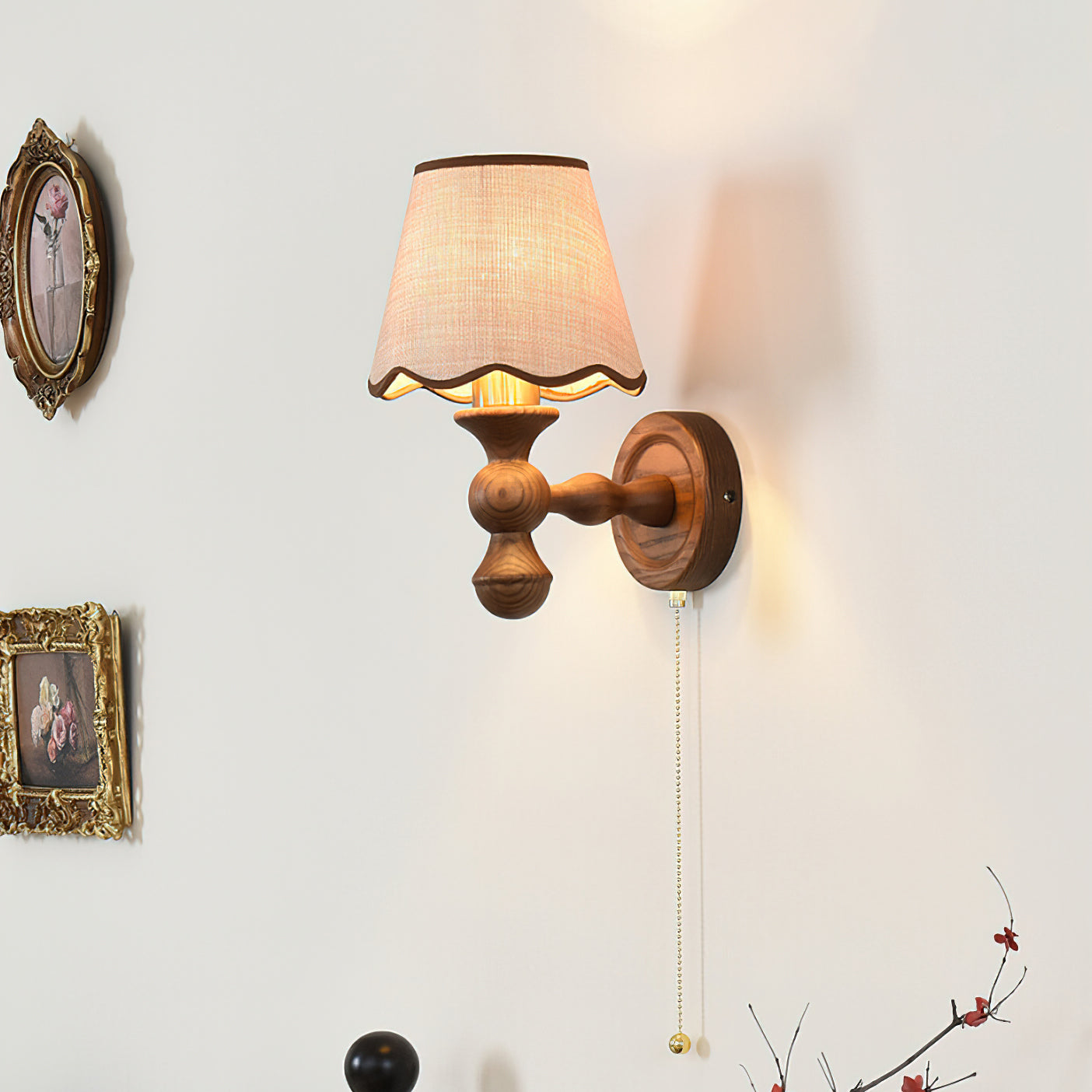 Wandlamp met golvende stoffen kap – Walnoot en beige vintage wandverlichting voor slaapkamer en gang