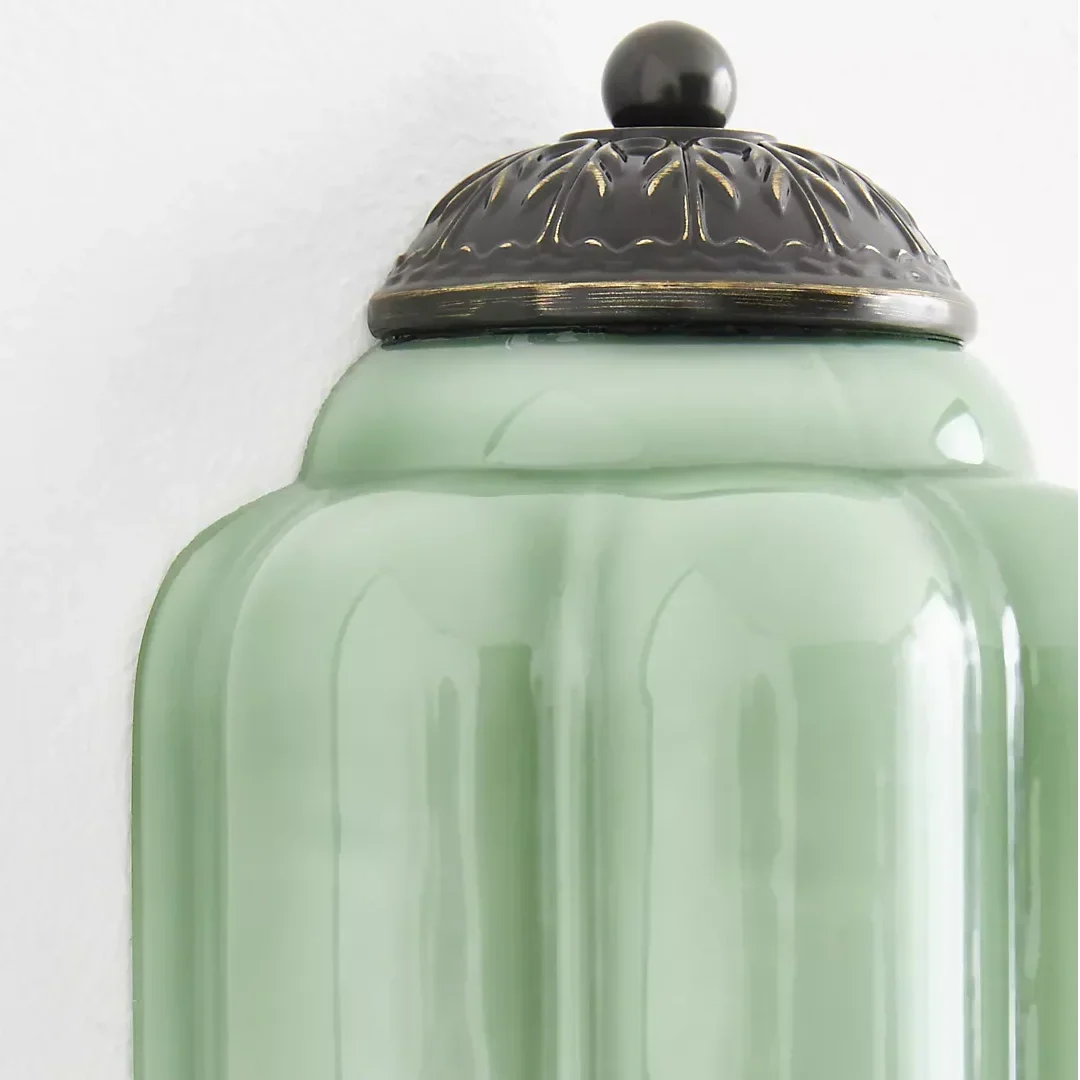 Vintage Wandlamp met Melkglazen Kap en Antieke Afwerking voor Sfeervolle Verlichting