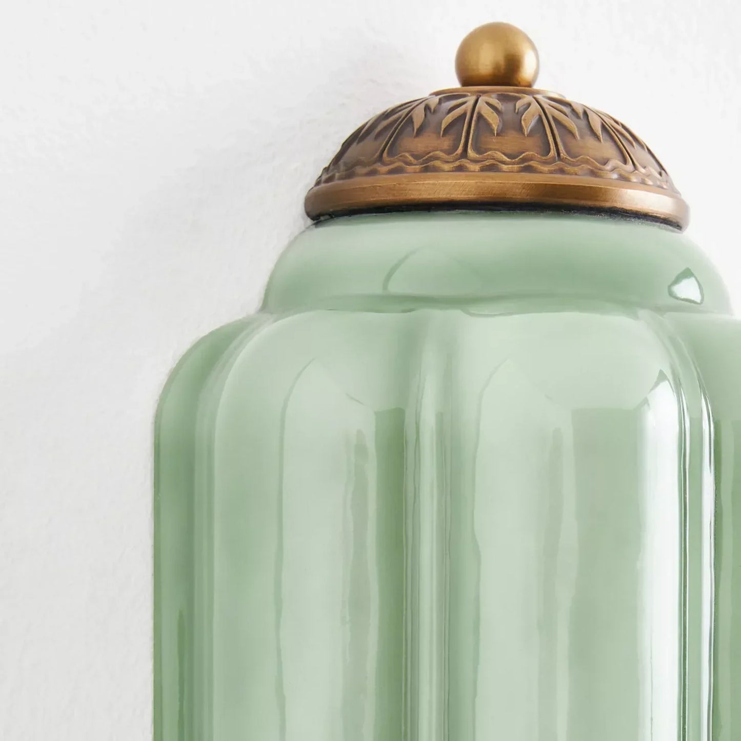 Vintage Wandlamp met Melkglazen Kap en Antieke Afwerking voor Sfeervolle Verlichting