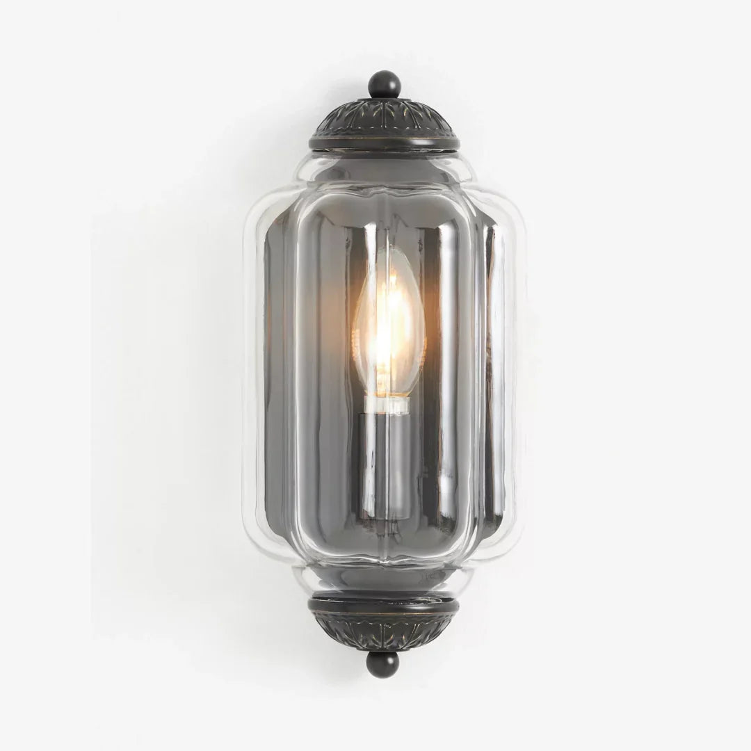 Vintage Wandlamp met Melkglazen Kap en Antieke Afwerking voor Sfeervolle Verlichting