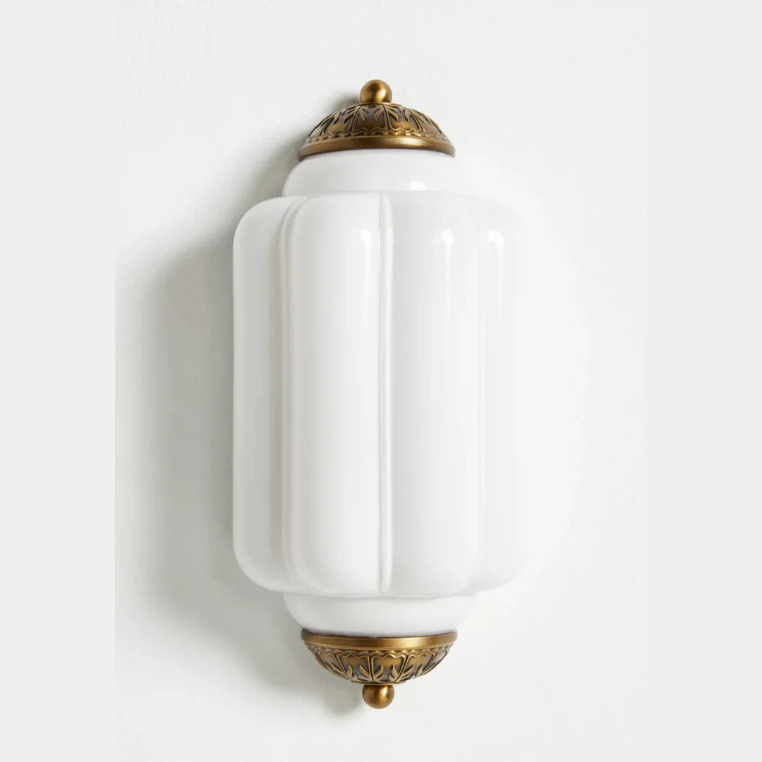 Vintage Wandlamp met Melkglazen Kap en Antieke Afwerking voor Sfeervolle Verlichting