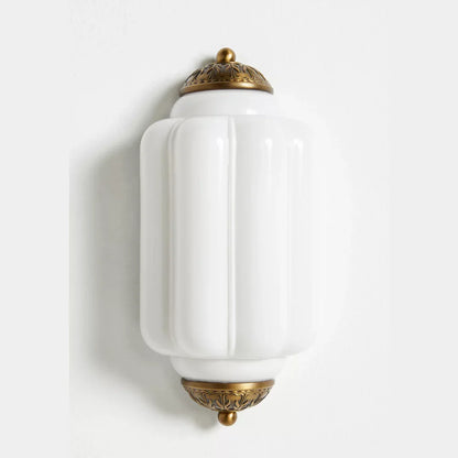 Vintage Wandlamp met Melkglazen Kap en Antieke Afwerking voor Sfeervolle Verlichting