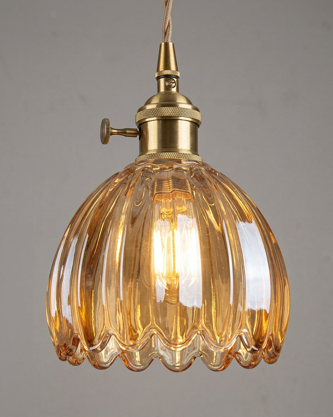 MAREN Hanglamp – Japanse Bloemvormige Glazen Lamp met Zacht Diffuus Licht – Verkrijgbaar in Groen, Transparant, Amber en Rookgrijs – Ø12cm x H18cm