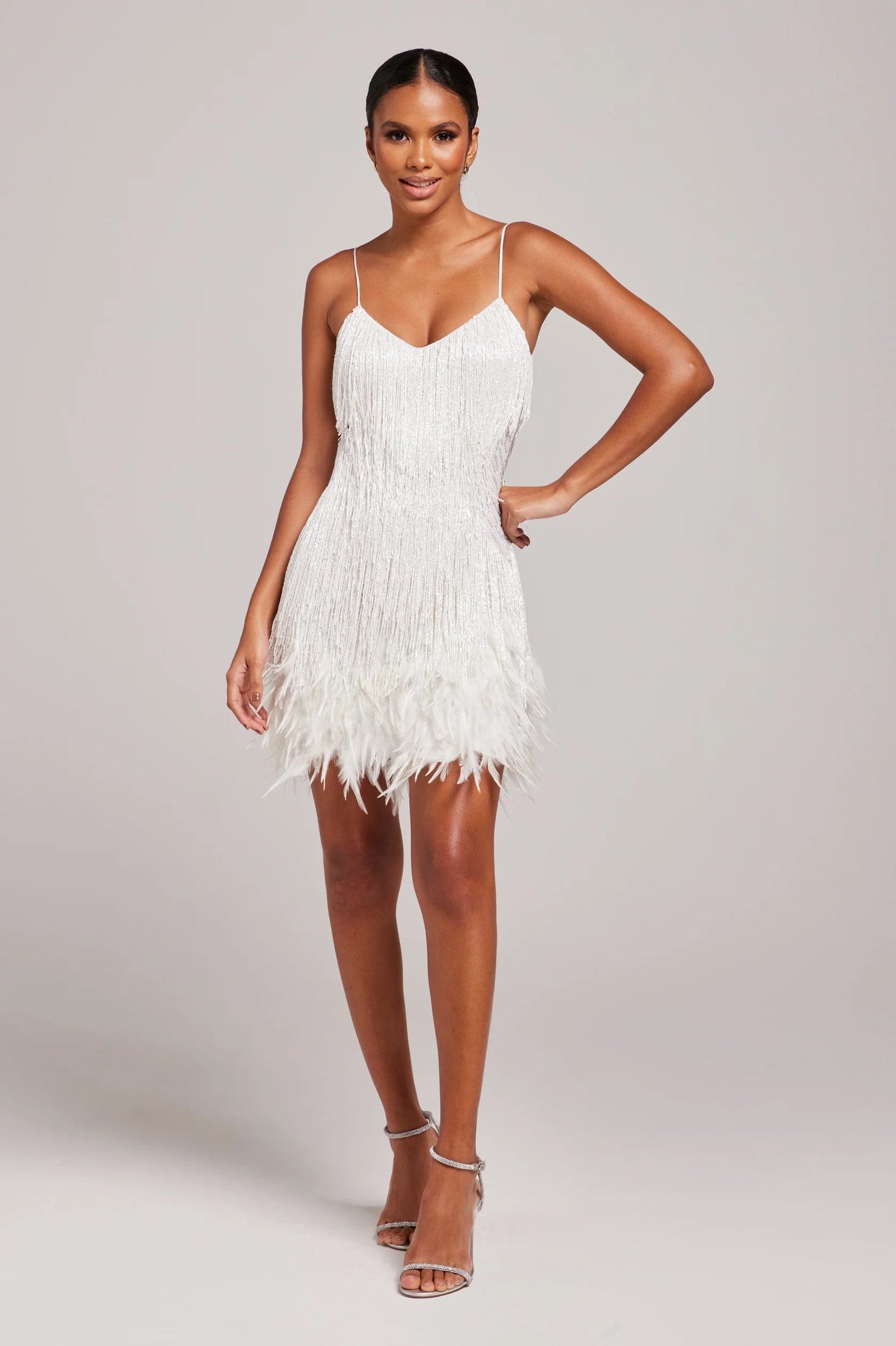 Vrouwelijke Cocktailjurk met Fringe en Parelveren - StudioMarella