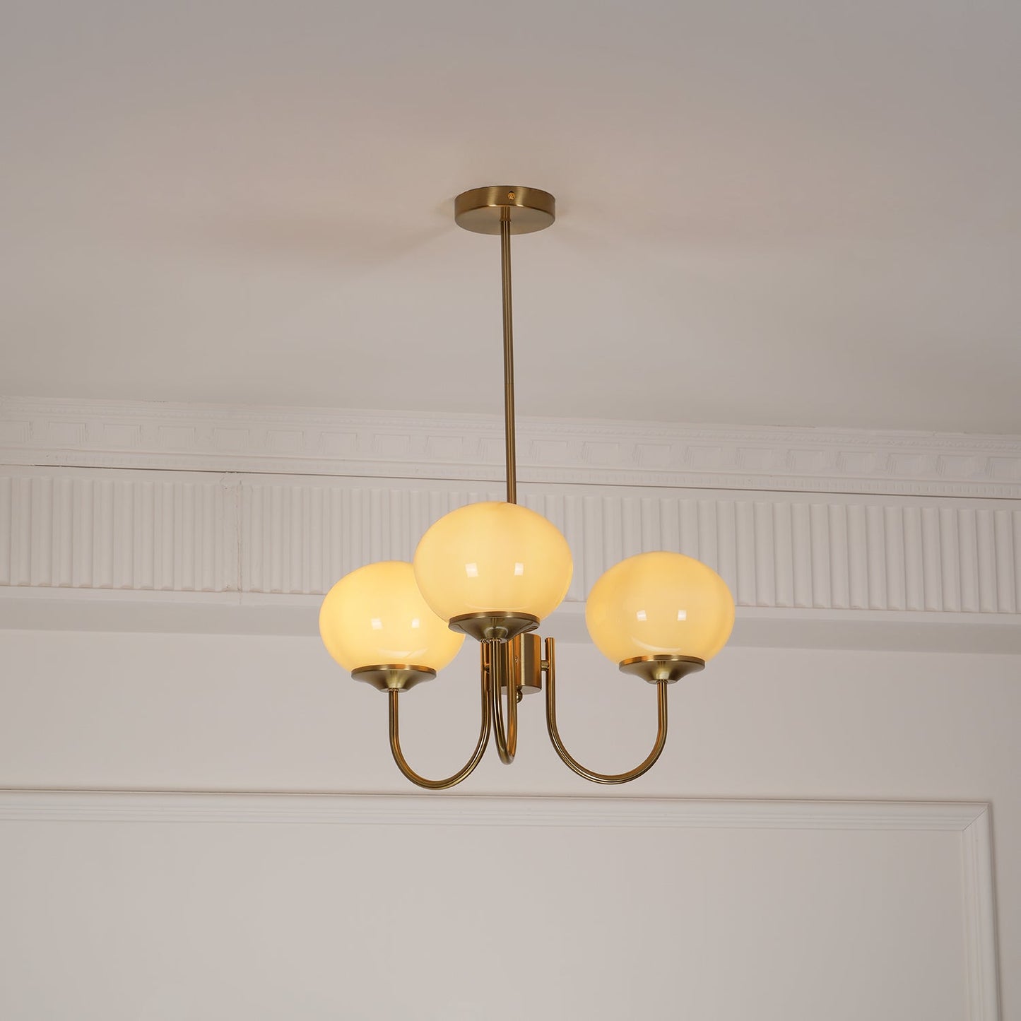 Glazen Kroonluchter Met Roze Witte Of Creme Bollen En Gouden Of Chromen Frame Moderne Design Kroonluchter Met 3 Of 5 Lichtpunten Voor Woonkamer En Eetkamer