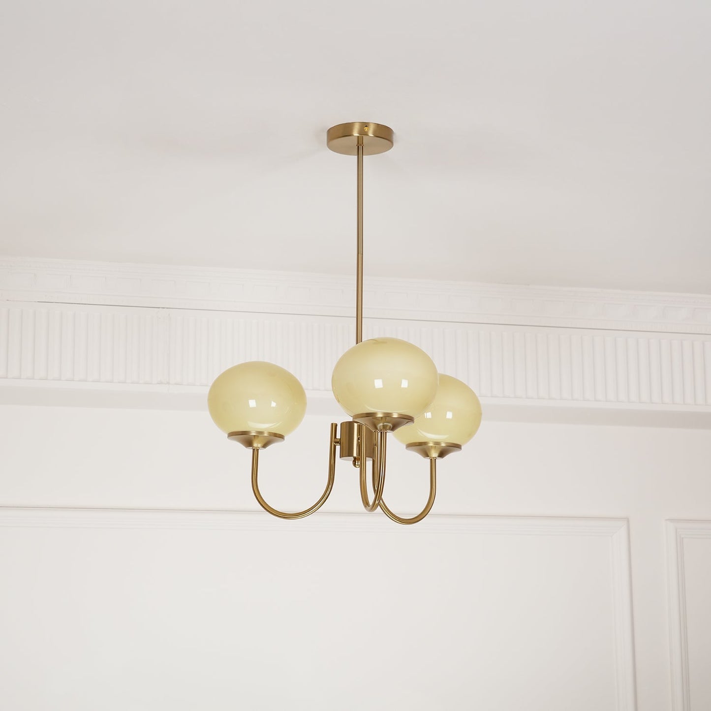 Glazen Kroonluchter Met Roze Witte Of Creme Bollen En Gouden Of Chromen Frame Moderne Design Kroonluchter Met 3 Of 5 Lichtpunten Voor Woonkamer En Eetkamer