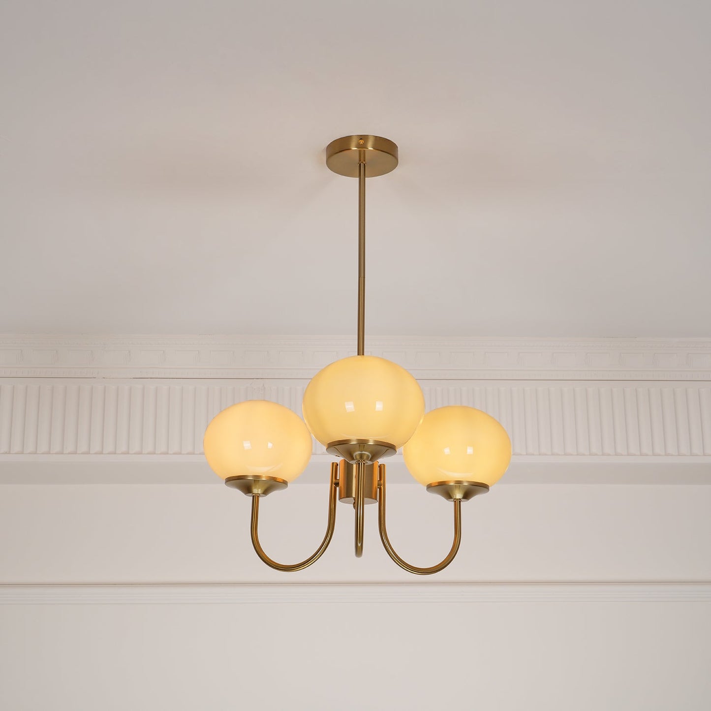 Glazen Kroonluchter Met Roze Witte Of Creme Bollen En Gouden Of Chromen Frame Moderne Design Kroonluchter Met 3 Of 5 Lichtpunten Voor Woonkamer En Eetkamer