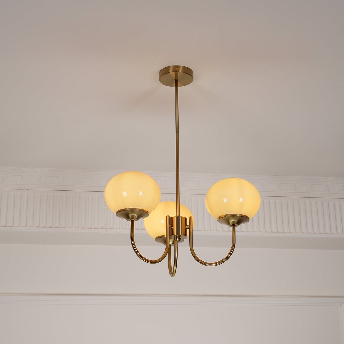 Glazen Kroonluchter Met Roze Witte Of Creme Bollen En Gouden Of Chromen Frame Moderne Design Kroonluchter Met 3 Of 5 Lichtpunten Voor Woonkamer En Eetkamer