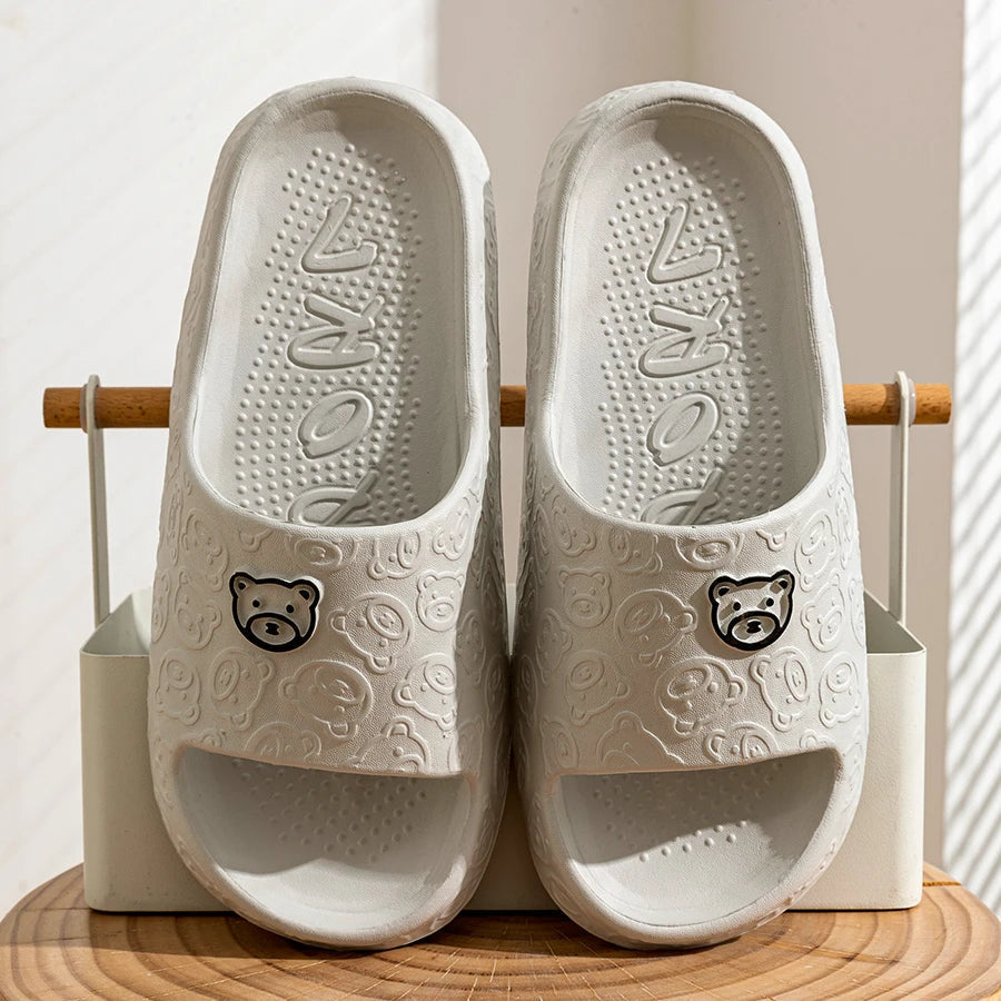 Pantoffels met Grappige Beer Cartoon Ontwerp - StudioMarella