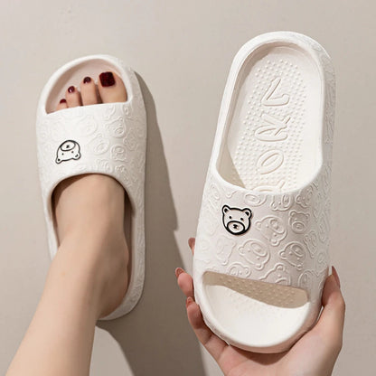 Pantoffels met Grappige Beer Cartoon Ontwerp