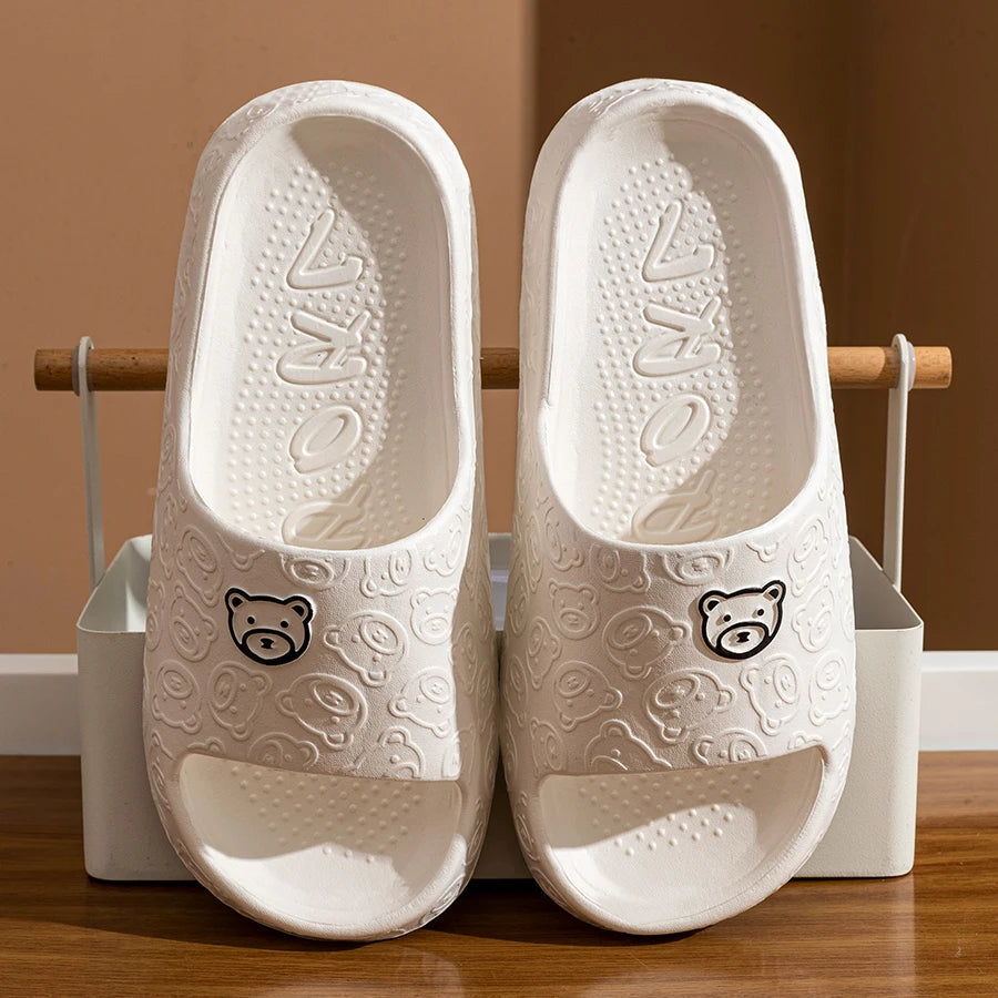 Pantoffels met Grappige Beer Cartoon Ontwerp