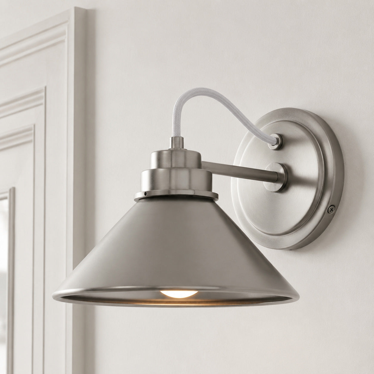 Globe Wandlamp met Gebogen Arm – Moderne Industriële Verlichting voor Badkamer, Slaapkamer en Gang